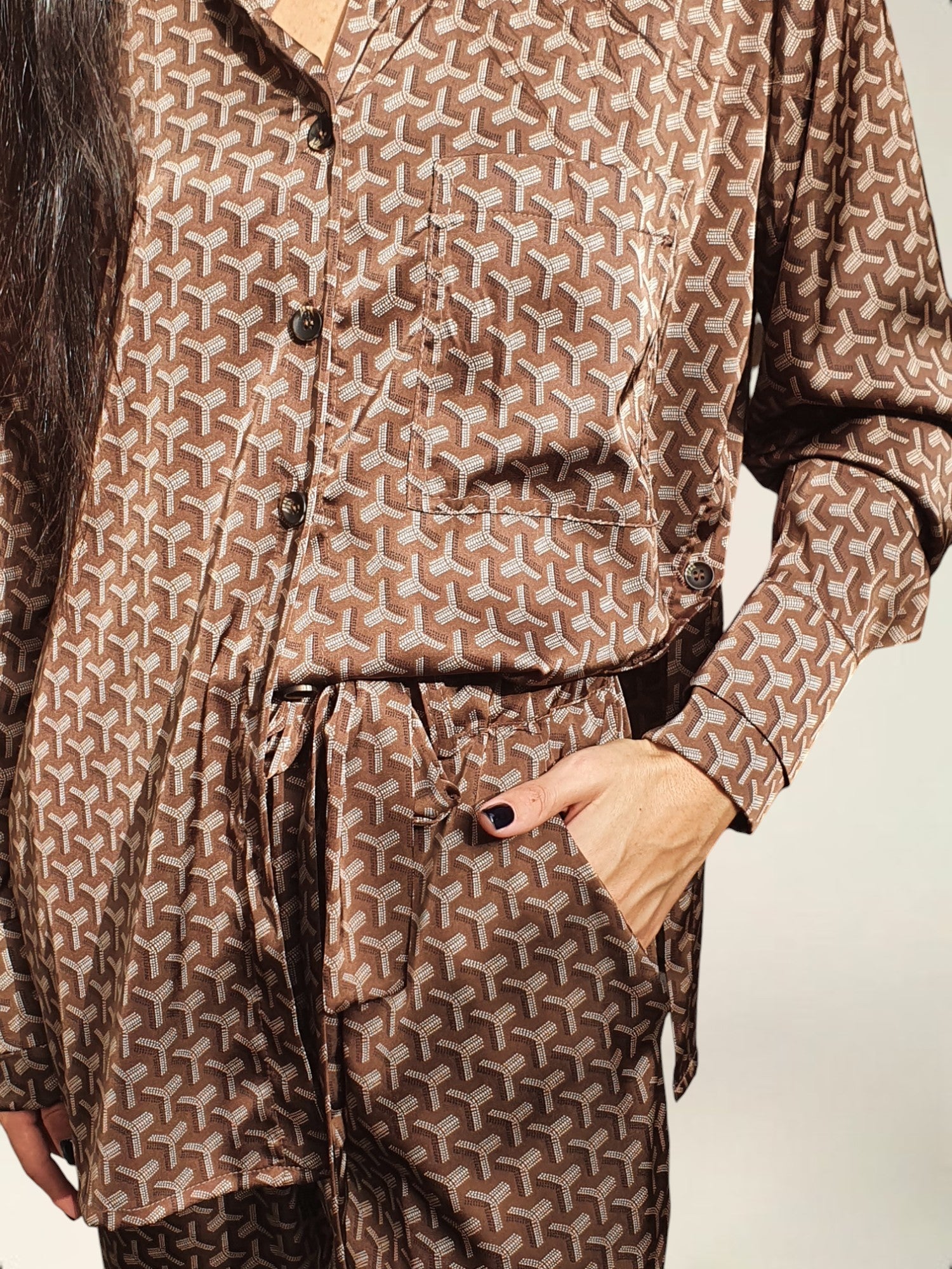 חליפת סאטן מכופתרת