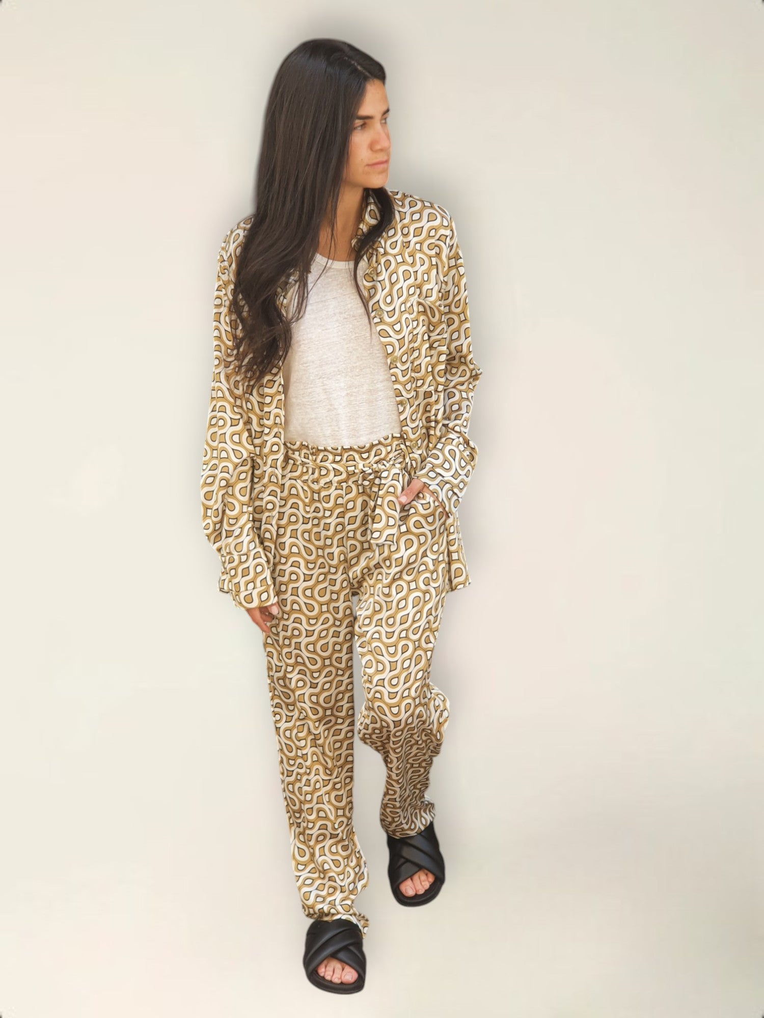 חליפת סאטן מכופתרת