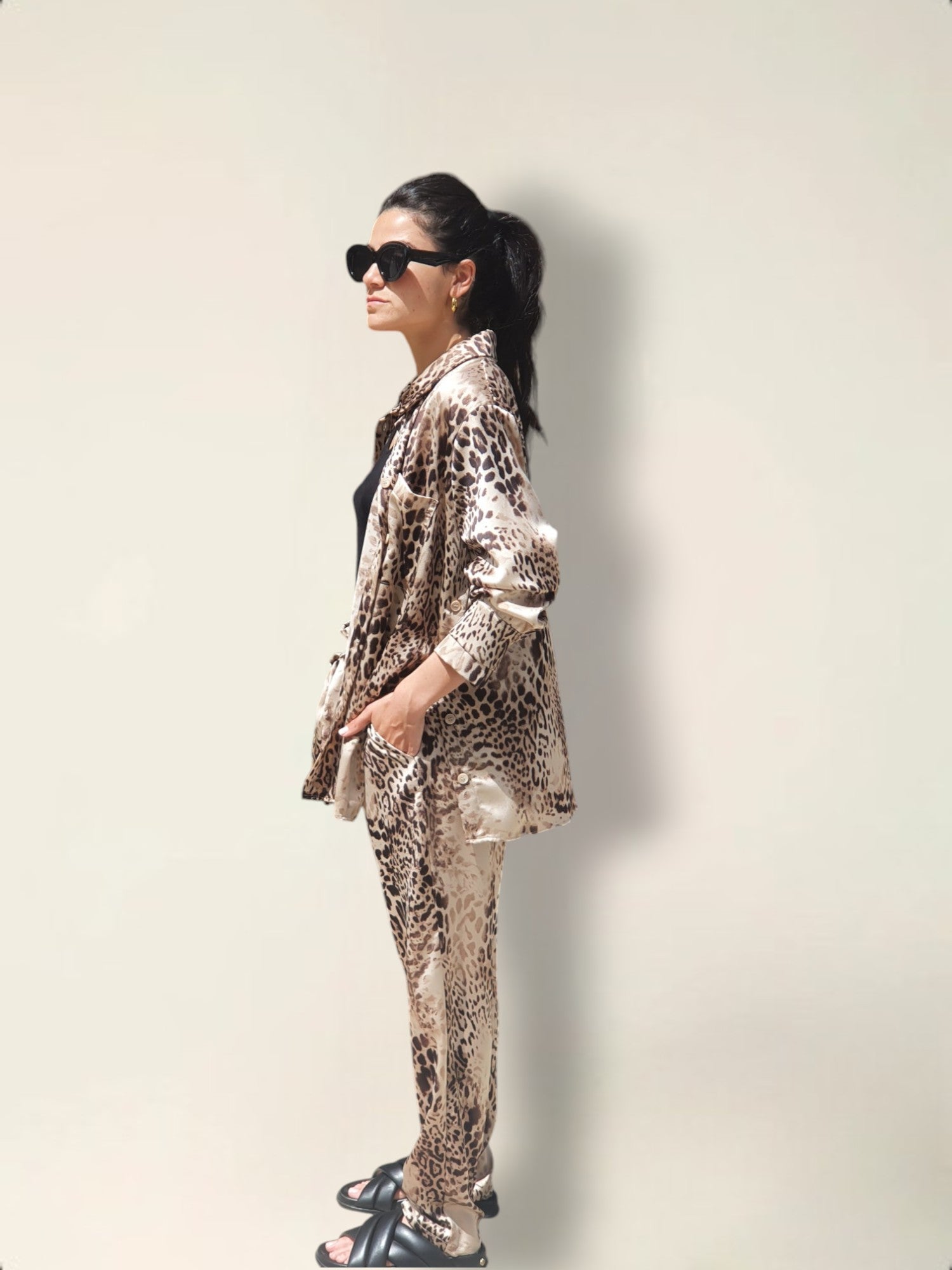 חליפת סאטן מכופתרת