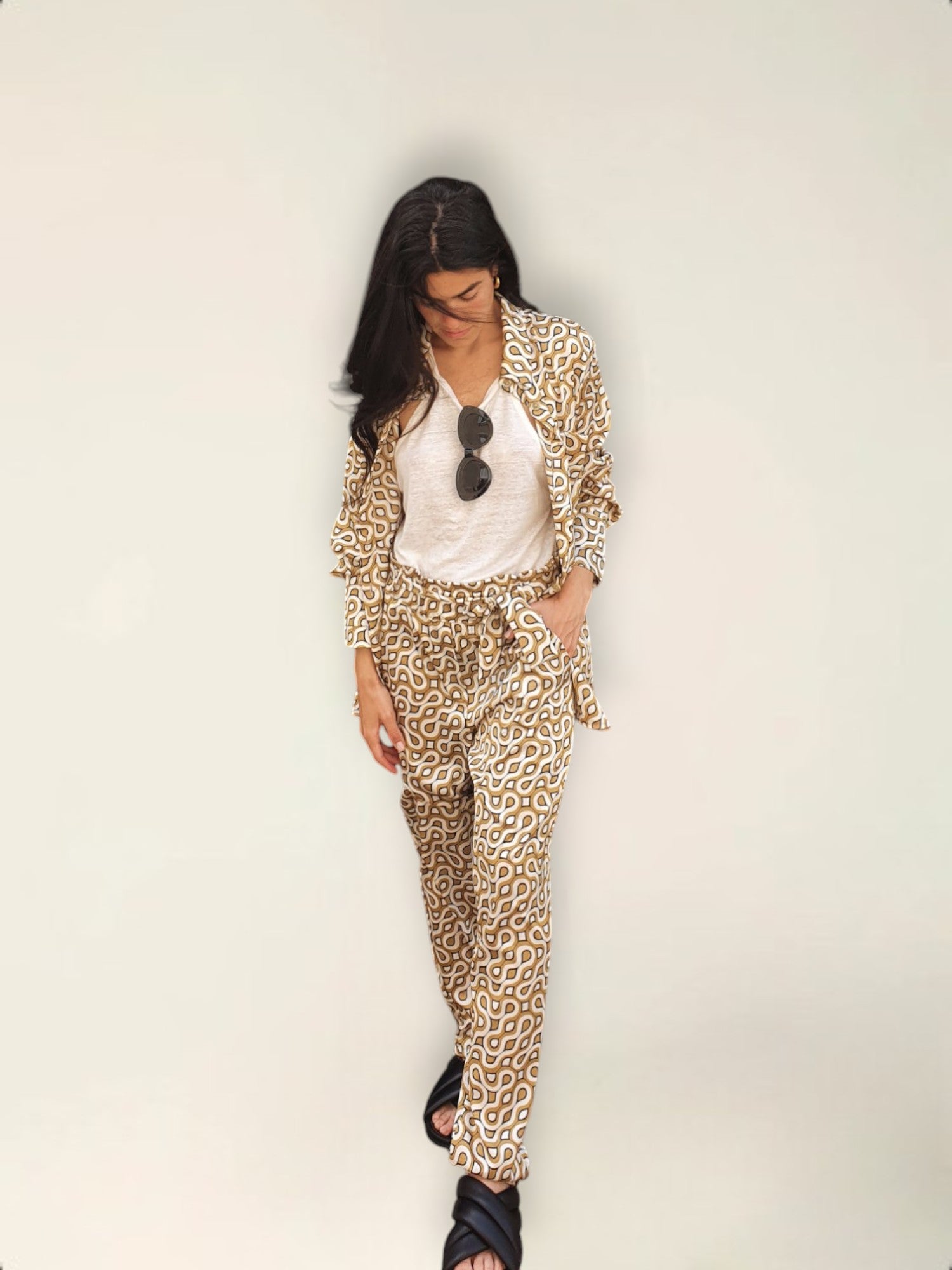 חליפת סאטן מכופתרת