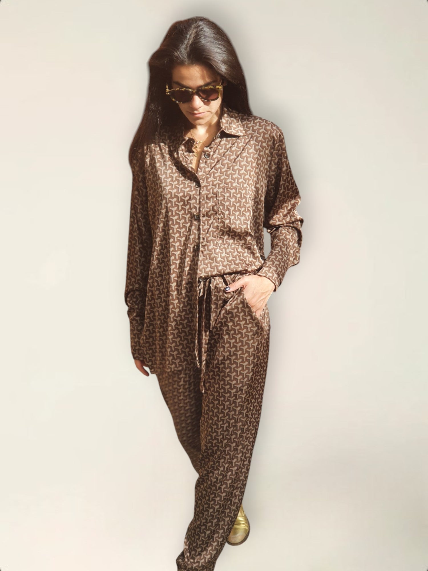 חליפת סאטן מכופתרת